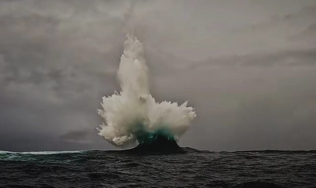 «Невозможную волну» запечатлели на видео у побережья Австралии